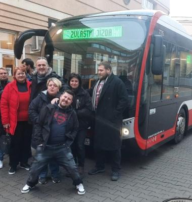 skupina řdičiů před autobusem