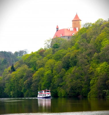 loď a hrad veveří